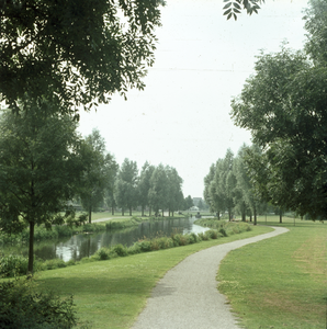 119647 Gezicht op de Kromme Rijn langs het Lodewijk Napoleonplantsoen te Utrecht.